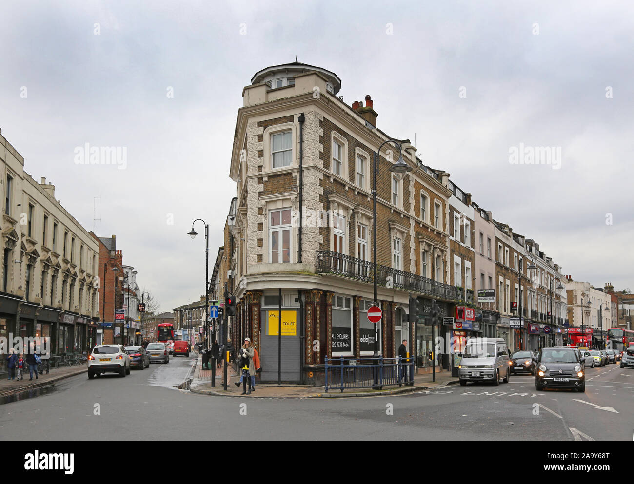 Boutiques dans le centre-ville de Crystal Palace, le sud de Londres, au Royaume-Uni. Church Road (à gauche) Westow Hill (à droite), jonction avec défilé et Crystal Palace Santorini Hill Banque D'Images