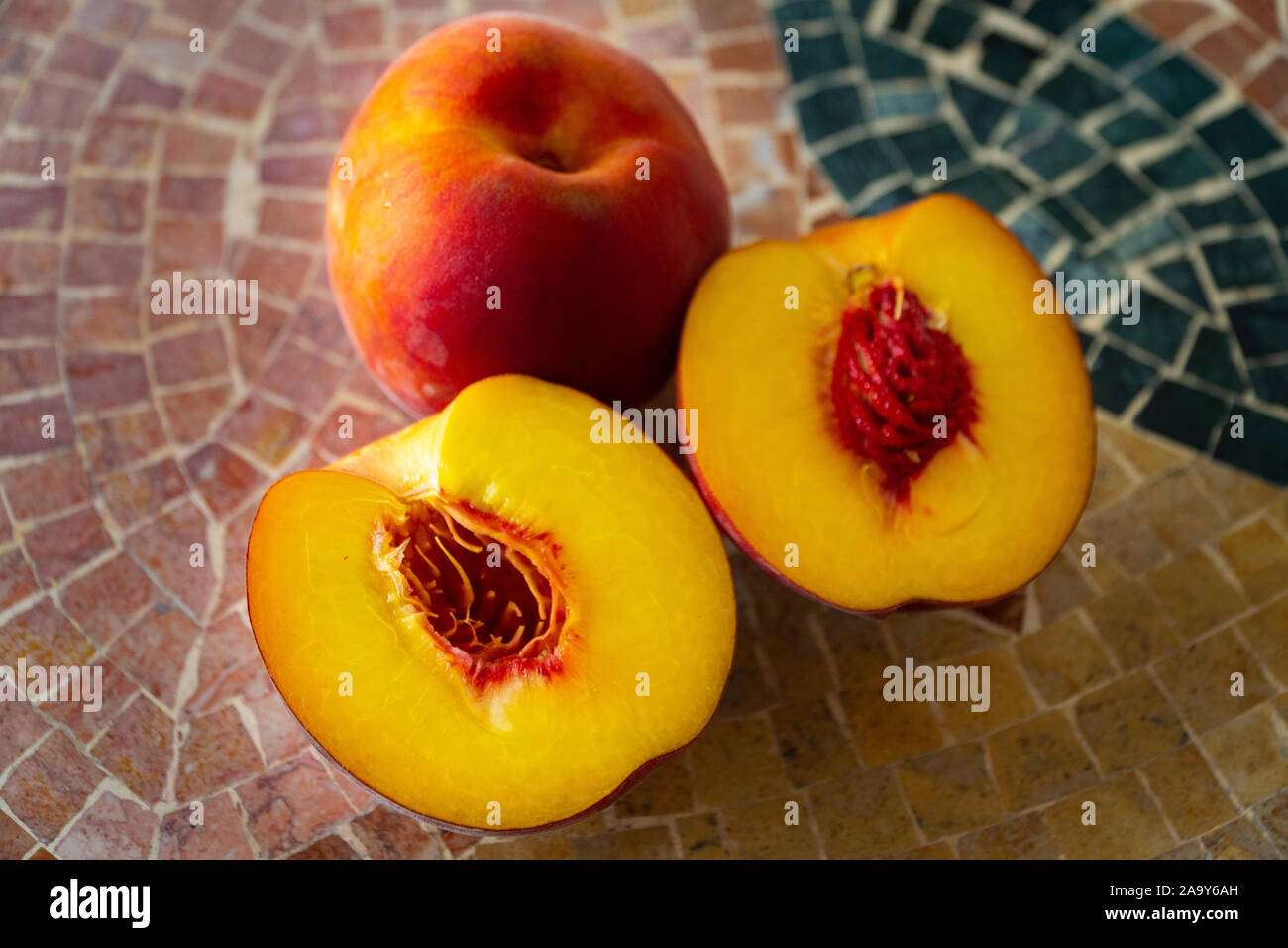 Close up de nectarines fraîches sur une table en pierre Banque D'Images