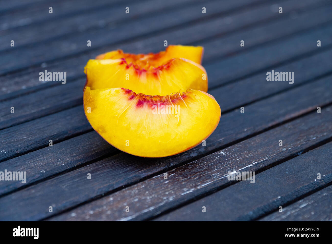 Close up de nectarines fraîches sur une table en bois noir Banque D'Images