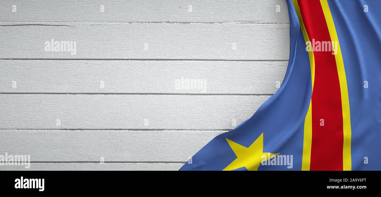 Drapeau de la République démocratique du Congo, au-dessus de bois blanc. Tissu froissé. Banque D'Images