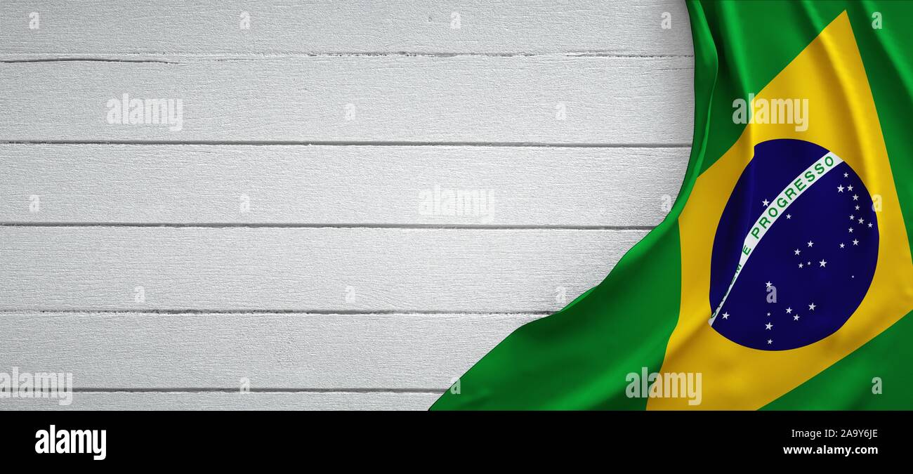 Drapeau brésilien, au-dessus de bois blanc. Tissu froissé. Banque D'Images