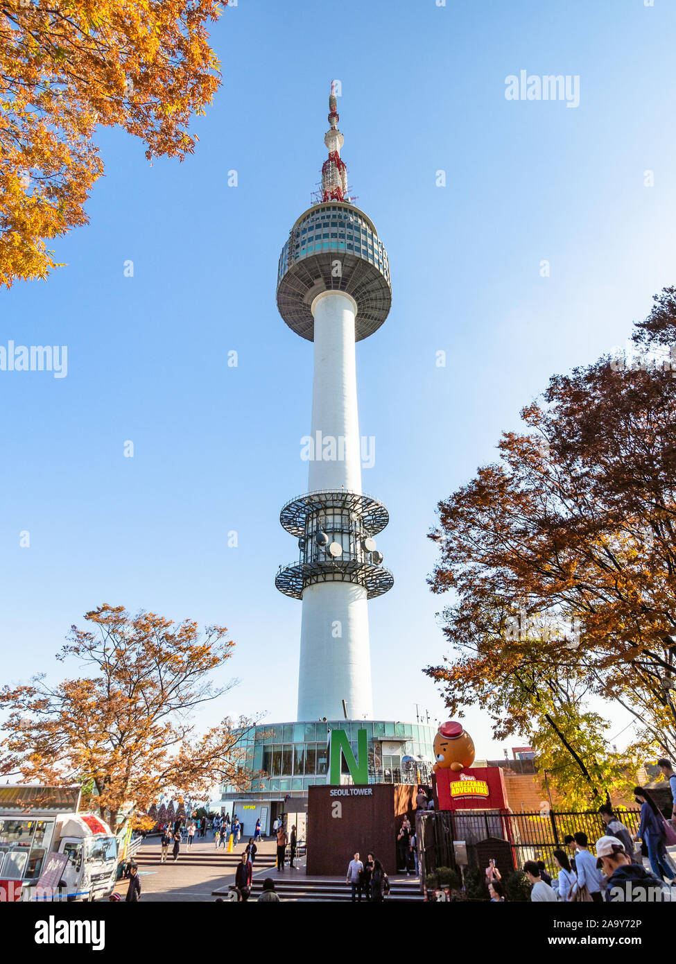 Séoul, Corée du Sud, le 4 novembre 2019 : personnes près de Tour N de Séoul à la montagne Namsan à Séoul City le jour d'automne ensoleillé. YTN Tour de Séoul est la communication Banque D'Images