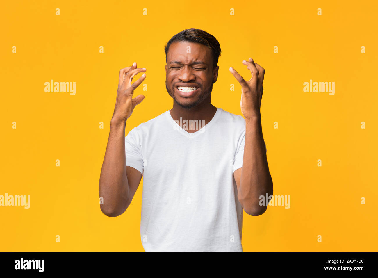 Frustrés Afro Man Gesturing with hands exprimant sa déception, Studio Shot Banque D'Images