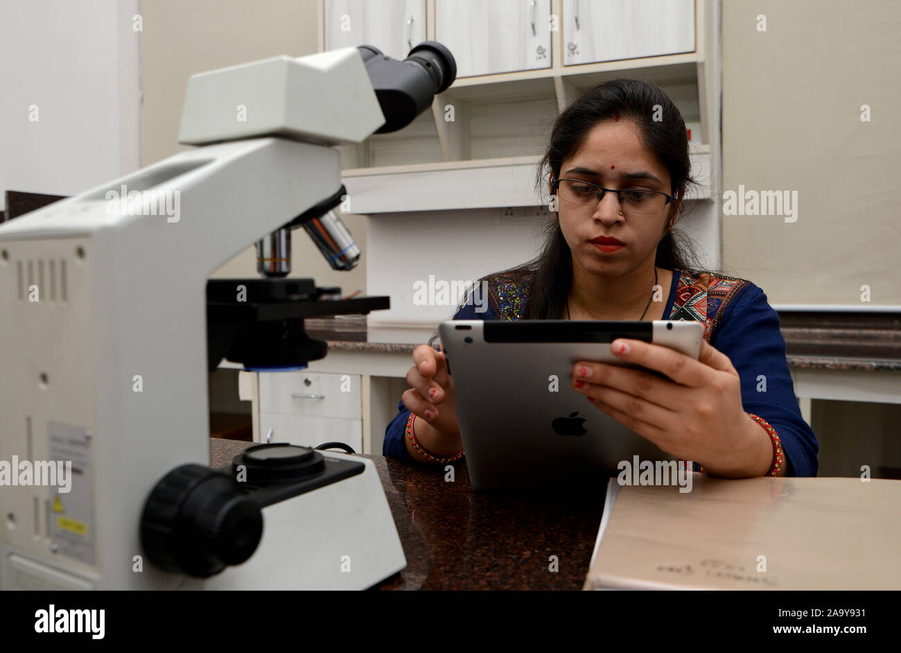 Woman using tablet dans un laboratoire, le concept de la science et de la technologie Banque D'Images