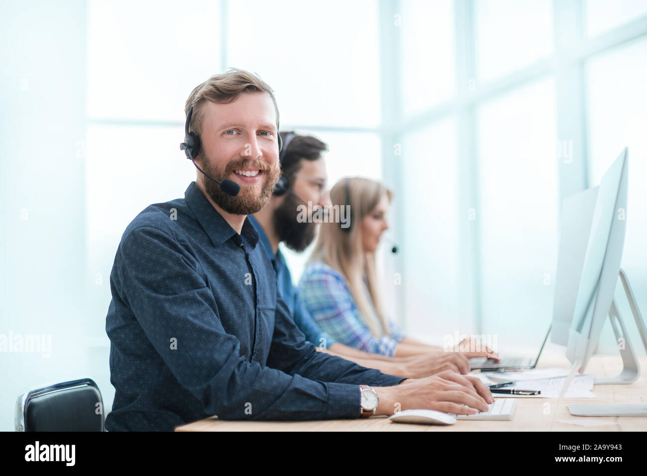 Close up. smiling consultant centre d'appels en milieu de travail Banque D'Images