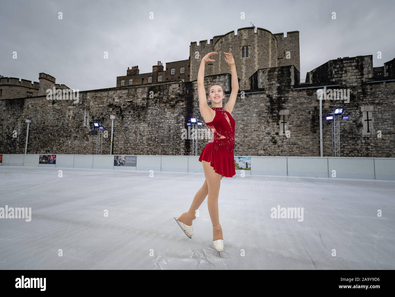 Kayla Fry, 16 ans, médaillé d'argent et d'or internationale GO équipe juniors de patinage artistique, exécute à tour de Londres à la patinoire. Londres, Royaume-Uni. Banque D'Images