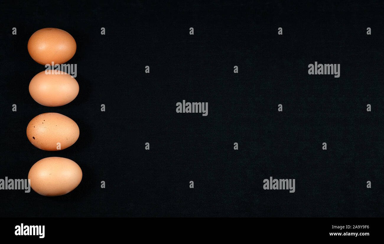 Nombre d'œufs sur fond noir Banque D'Images