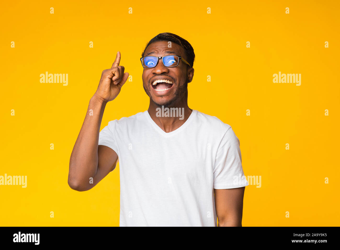 Homme noir doigt par avoir Moment Eureka, Studio Shot Banque D'Images