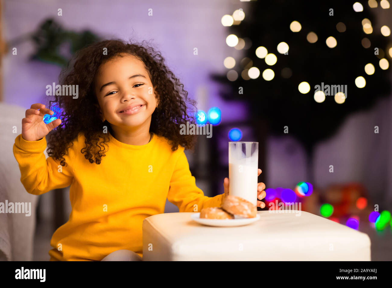 Cute girl enjoying africains avec les cookies de lait Banque D'Images