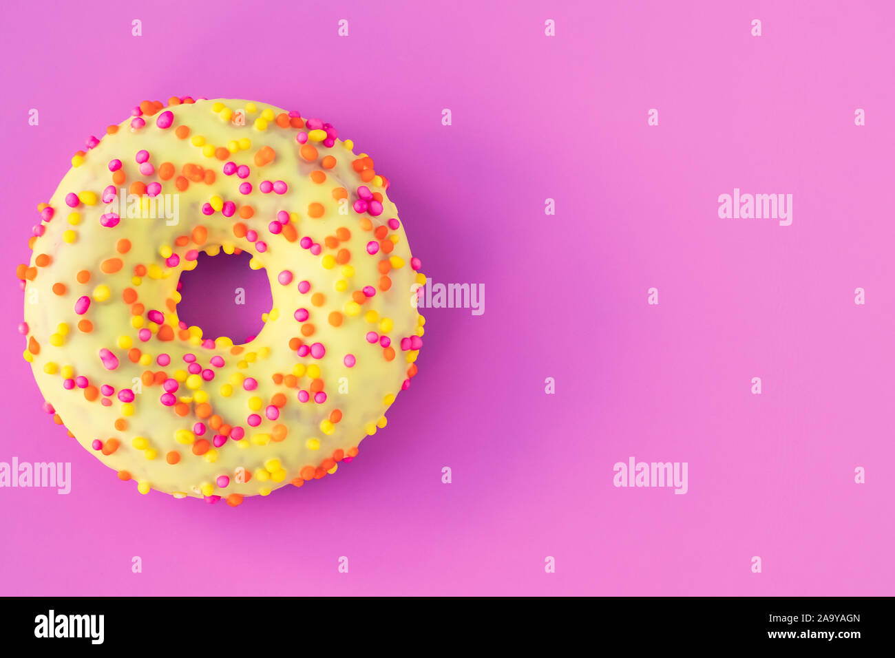 Donut glaçage sur un fond rose avec texte de l'espace. Télévision lay
