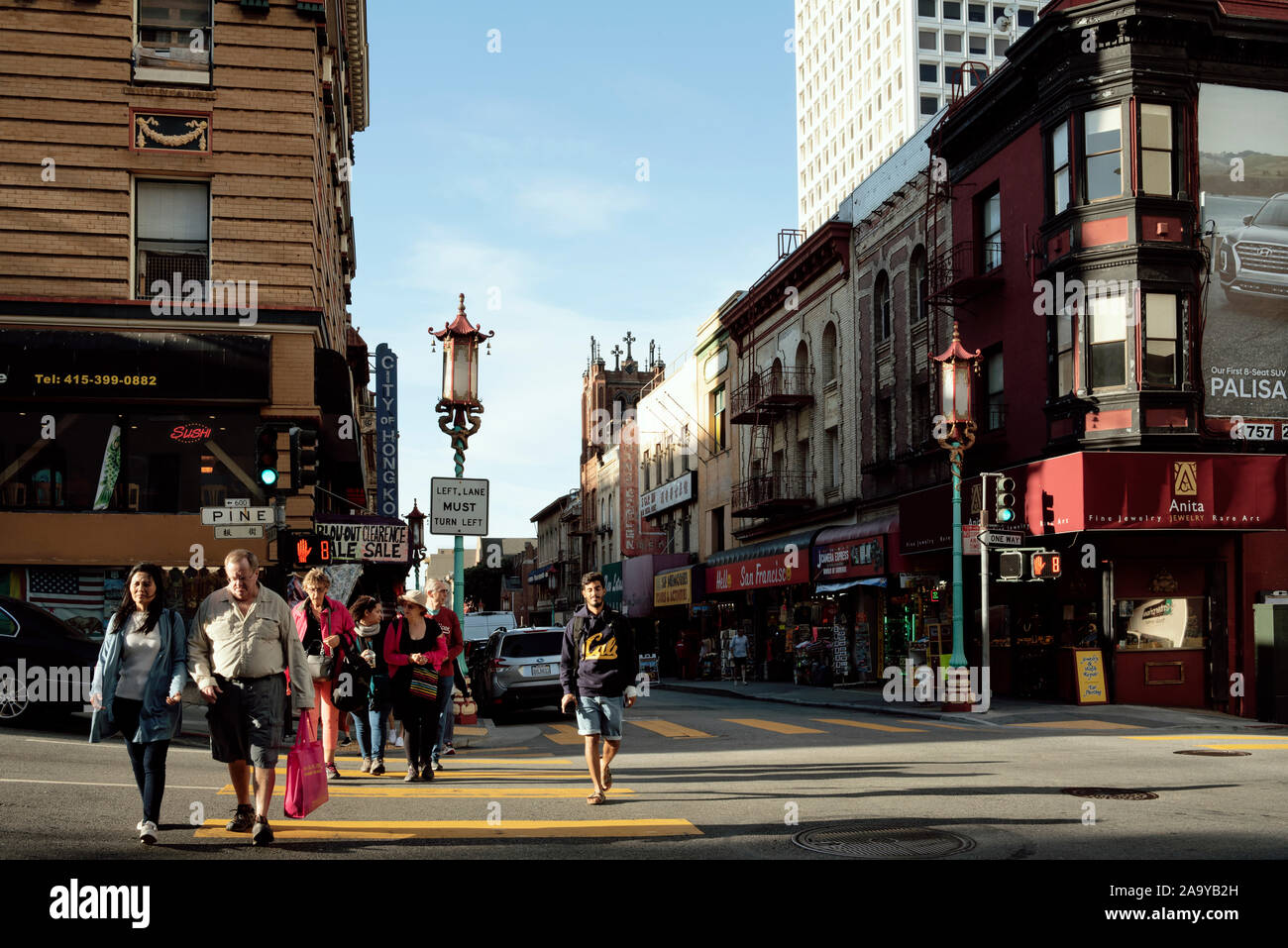 Scène de rue avec les piétons qui traversent la route, à l'avenue Grant et Pine Street corner, le centre-ville de San Francisco, Chinatown, Californie, USA. Sep 2019 Banque D'Images