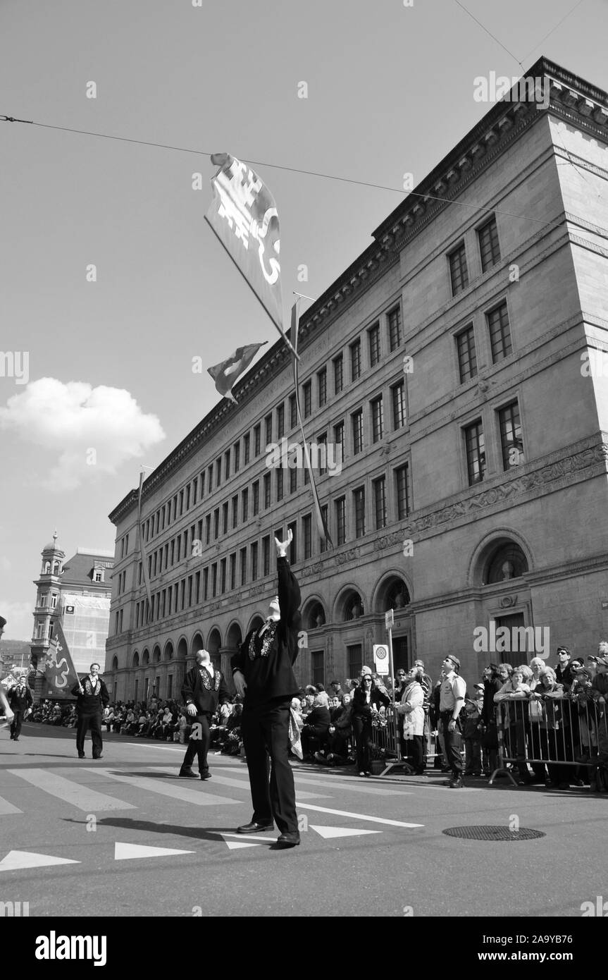 Stäfa : drapeau suisse performance à 'Sechseläuten' Parade en face de la Banque nationale suisse à Bahnhofstrasse Banque D'Images