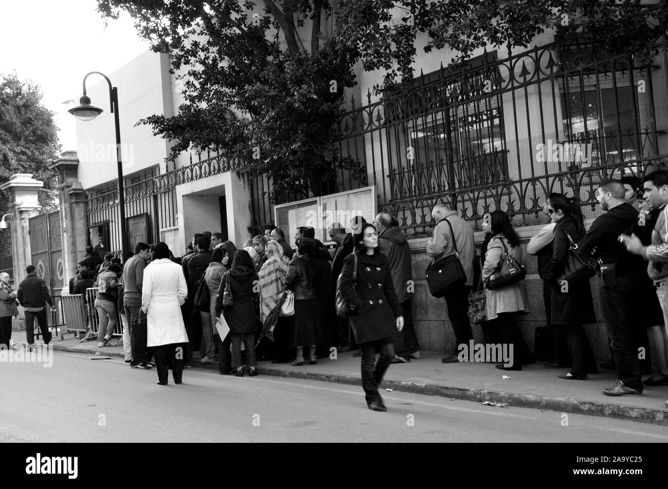 Daily Photo : tunisienne personnes la queue devant l'ambassade de France - en attente d'un visa pour voyager en Europe Banque D'Images