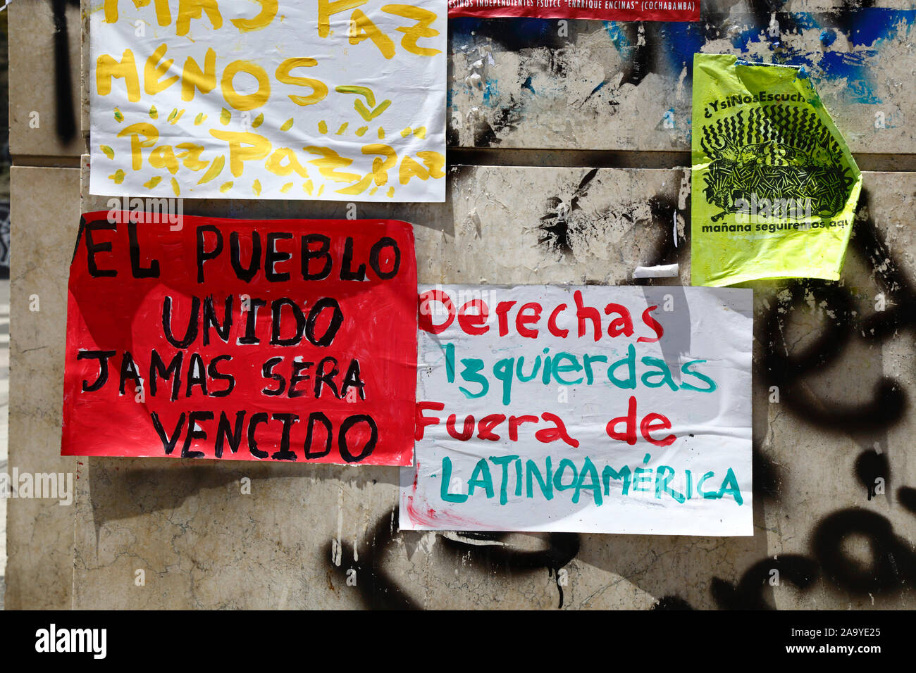 La Paz, Bolivie, 18 octobre 2019. 'Un peuple uni ne sera jamais battu. Gauche à droite sur les affiches de l'Amérique latine sur le mur du bâtiment dans le centre de la Paz. La Bolivie a organisé des élections présidentielles le 20 octobre 2019, une enquête ultérieure de l'OEA a confirmé un grand nombre d'irrégularités et le président Evo Morales a démissionné le 10 novembre. Banque D'Images