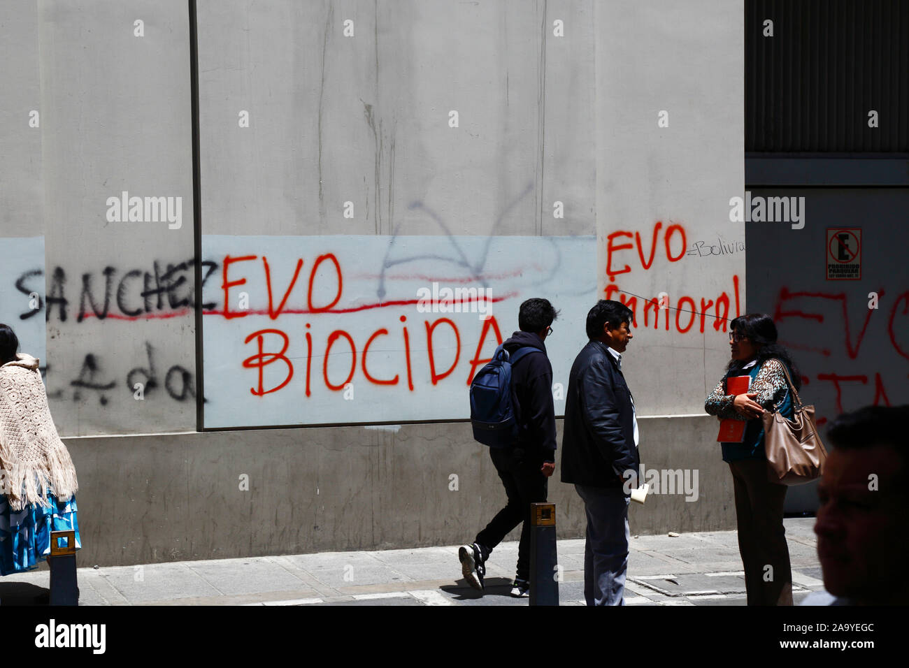 La Paz, Bolivie, 18 octobre 2019. Biocide 'evo' graffiti sur mur du bâtiment dans le centre de La Paz. La Bolivie a tenu des élections présidentielles le 20 octobre, une enquête ultérieure menée par l'OEA a confirmé un grand nombre d'irrégularités et le président Evo Morales a démissionné le 10 novembre. L'expression désigne Biocide Evo de Décret suprême adopté en juillet 2019 autorisant l'augmentation de la combustion des forêts pour l'agriculture, en partie un facteur derrière les grands incendies de forêt en Amazonie Bolivie peu après. Banque D'Images