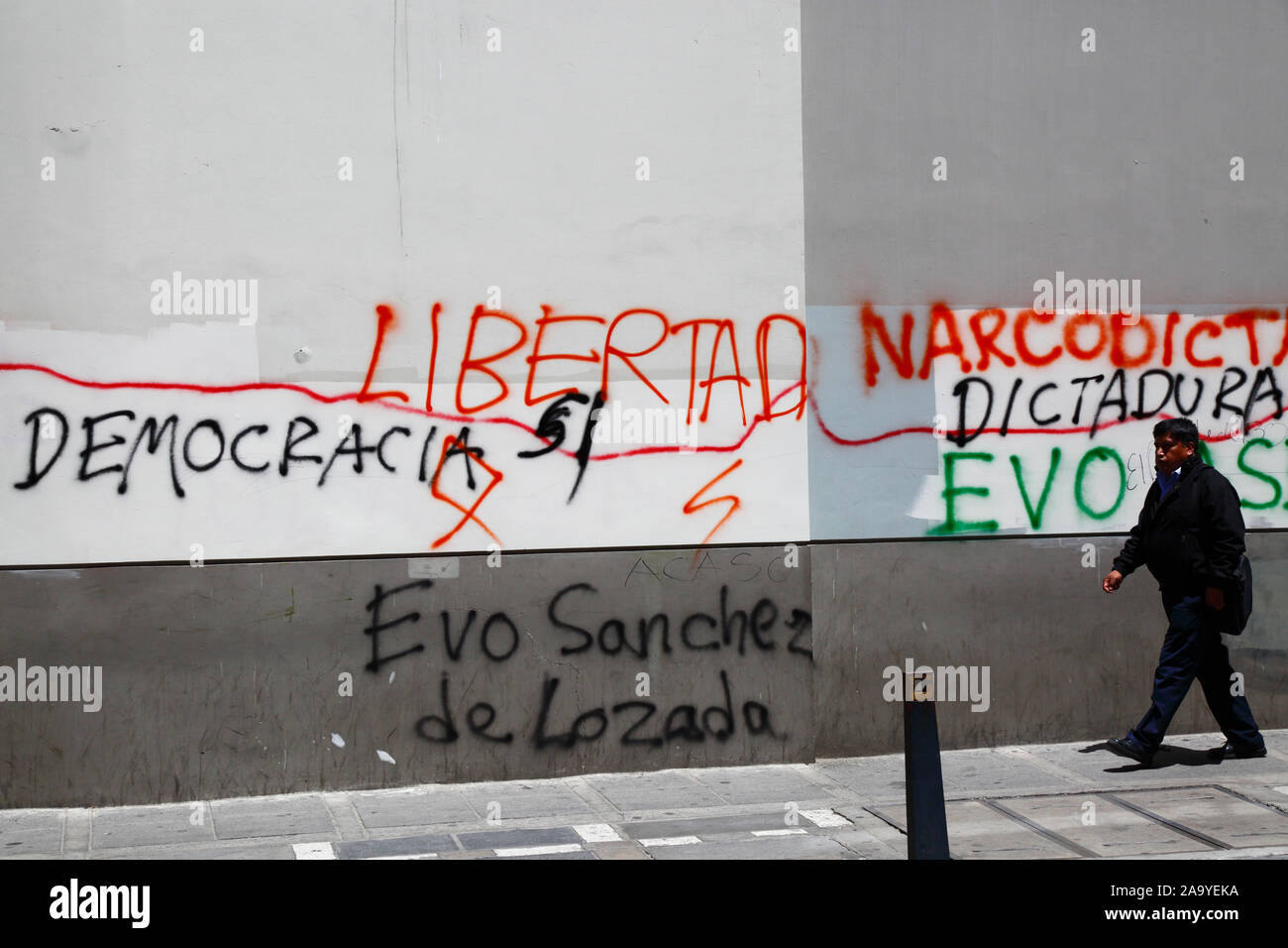 La Paz, Bolivie, 18 Octobre 2019. « démocratie. Liberté. Narco dictateur, pas de dictature, le graffiti d'Evo Sanchez de Lozada sur le mur du bâtiment dans le centre de la Paz. La Bolivie a tenu des élections présidentielles le 20 octobre, une enquête ultérieure de l'OEA a confirmé un grand nombre d'irrégularités et le président Evo Morales a démissionné le 10 novembre. Banque D'Images