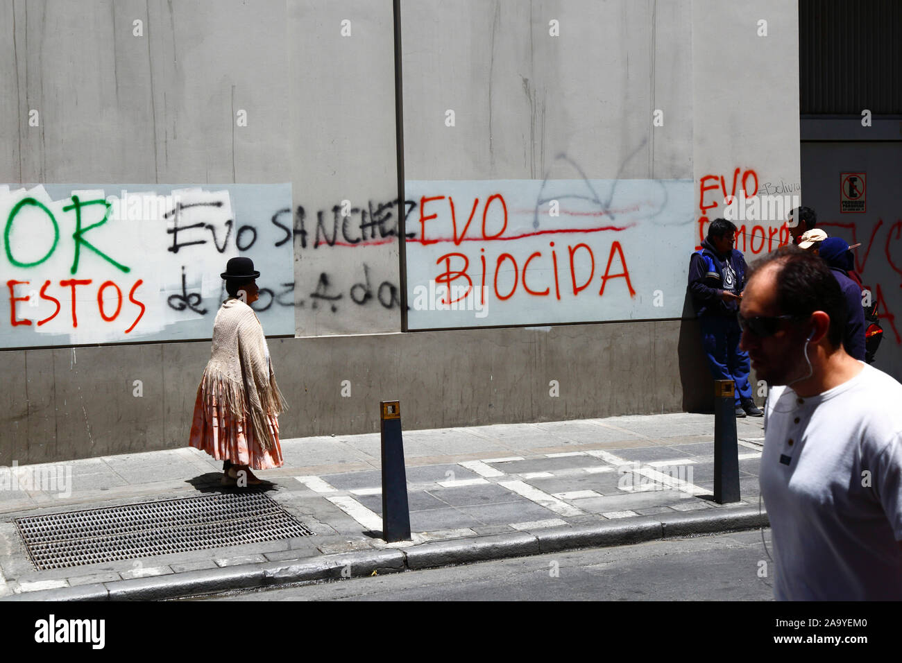 La Paz, Bolivie, 18 octobre 2019. 'Evo Evo biocide, Sanchez de Lozada' graffiti sur mur du bâtiment dans le centre de La Paz. La Bolivie a tenu des élections présidentielles le 20 octobre, une enquête ultérieure menée par l'OEA a confirmé un grand nombre d'irrégularités et le président Evo Morales a démissionné le 10 novembre. L'expression désigne Biocide Evo de Décret suprême adopté en juillet 2019 autorisant l'augmentation de la combustion des forêts pour l'agriculture, en partie un facteur derrière les grands incendies de forêt en Amazonie Bolivie peu après. Banque D'Images