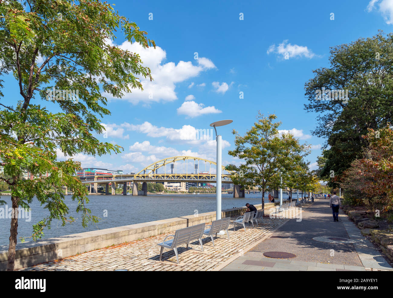 Le sentier du patrimoine de Trois Rivières au Point State Park avec le fort Duquesne, derrière le pont de la rivière Allegheny, Pittsburgh, Pennsylvanie, USA Banque D'Images