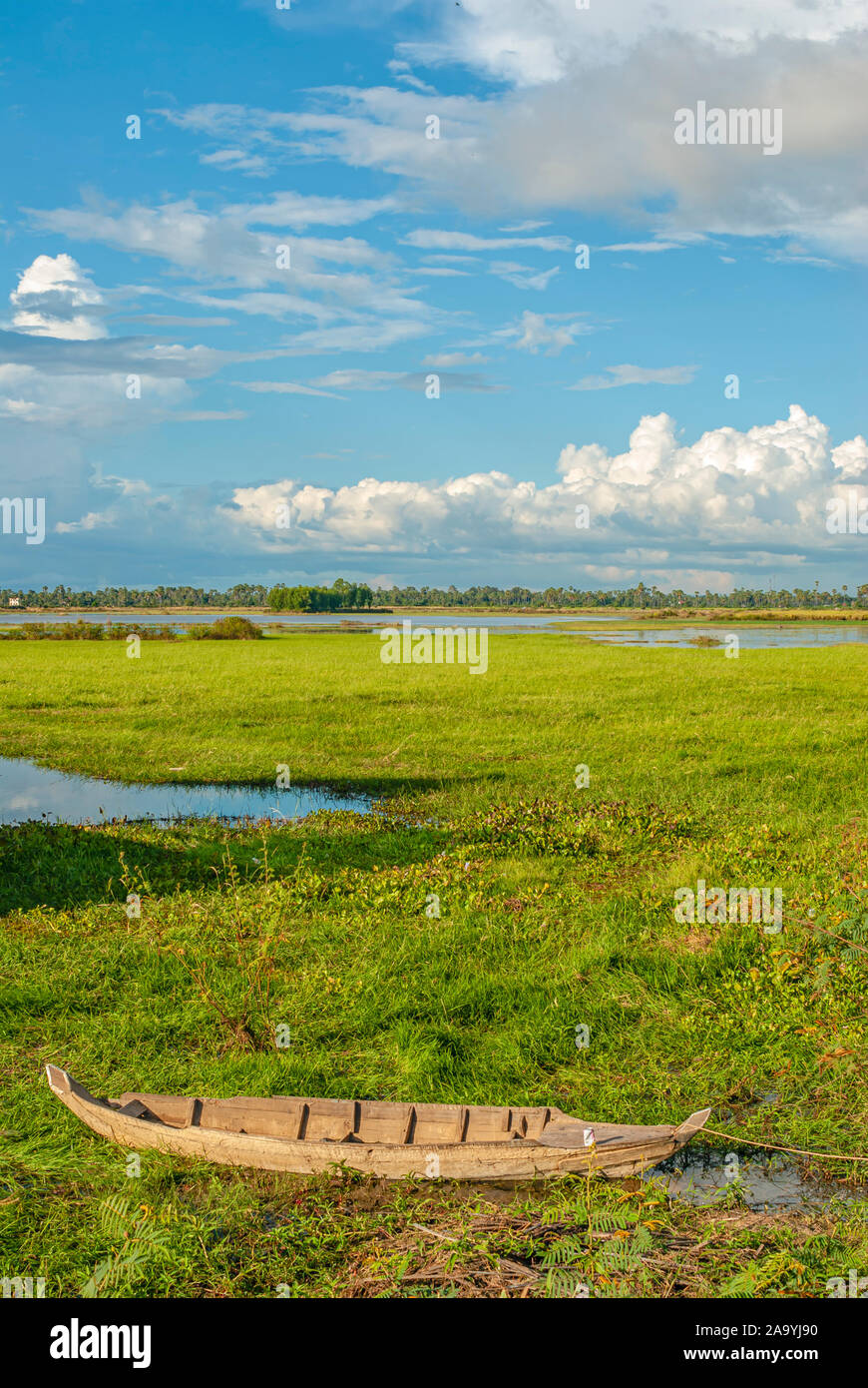 Bateau de pêche se trouvant à au Lac Tonle Sap, Siem Reap, Cambodge Banque D'Images