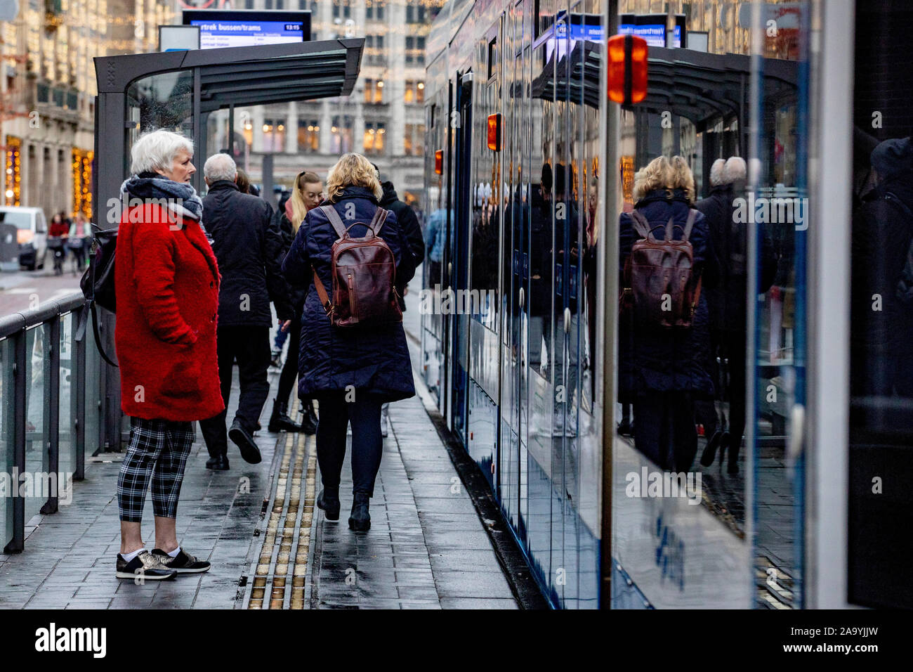 AMSTERDAM, centre-ville, 18-11-2019, augmentation des tarifs des transports publics. Le vaste réseau est exploité par GVB et relie les quartiers de la ville en train, tramway, métro, bus et ferry. L'utilisation illimitée des transports publics d'Amsterdam avec la carte à puce OV. Banque D'Images