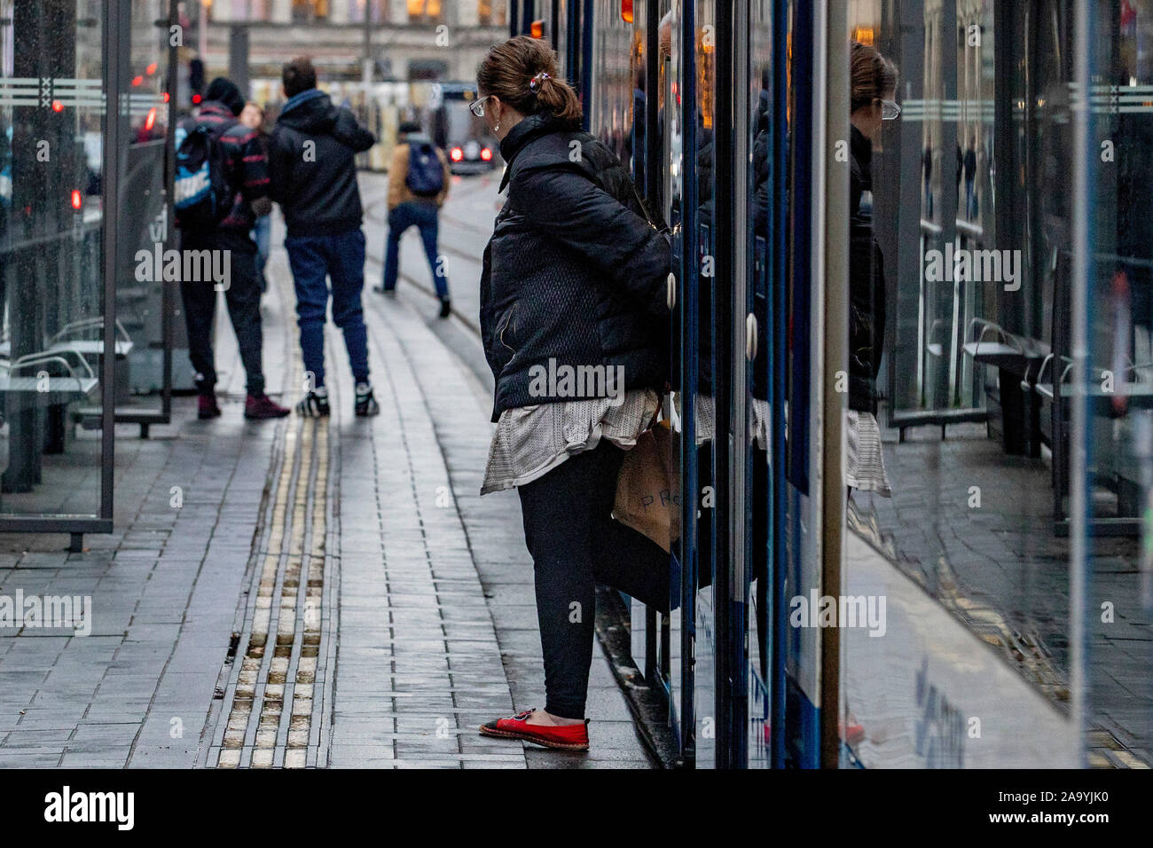 AMSTERDAM, centre-ville, 18-11-2019, augmentation des tarifs des transports publics. Le vaste réseau est exploité par GVB et relie les quartiers de la ville en train, tramway, métro, bus et ferry. L'utilisation illimitée des transports publics d'Amsterdam avec la carte à puce OV. Banque D'Images