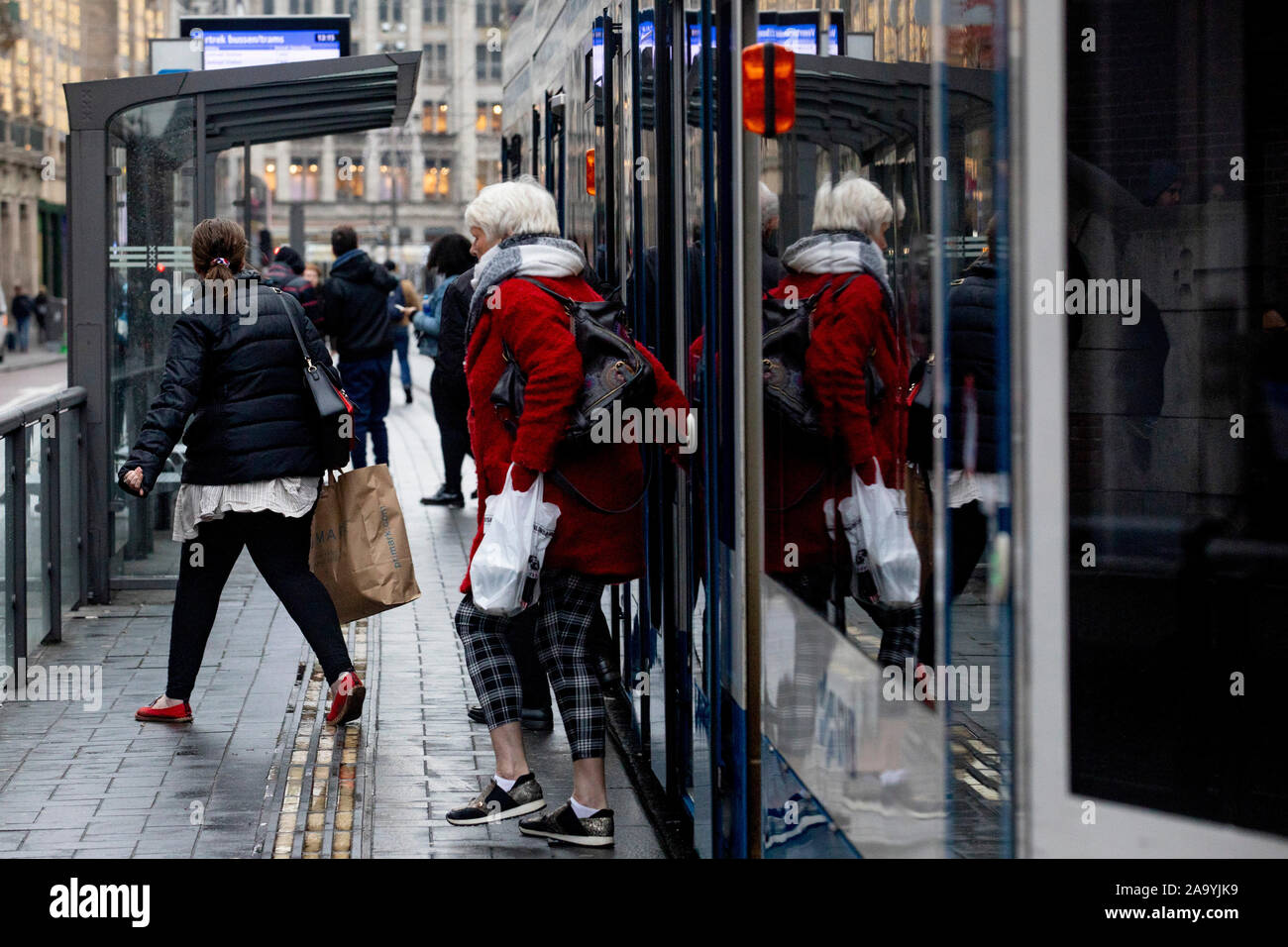 AMSTERDAM, centre-ville, 18-11-2019, augmentation des tarifs des transports publics. Le vaste réseau est exploité par GVB et relie les quartiers de la ville en train, tramway, métro, bus et ferry. L'utilisation illimitée des transports publics d'Amsterdam avec la carte à puce OV. Banque D'Images