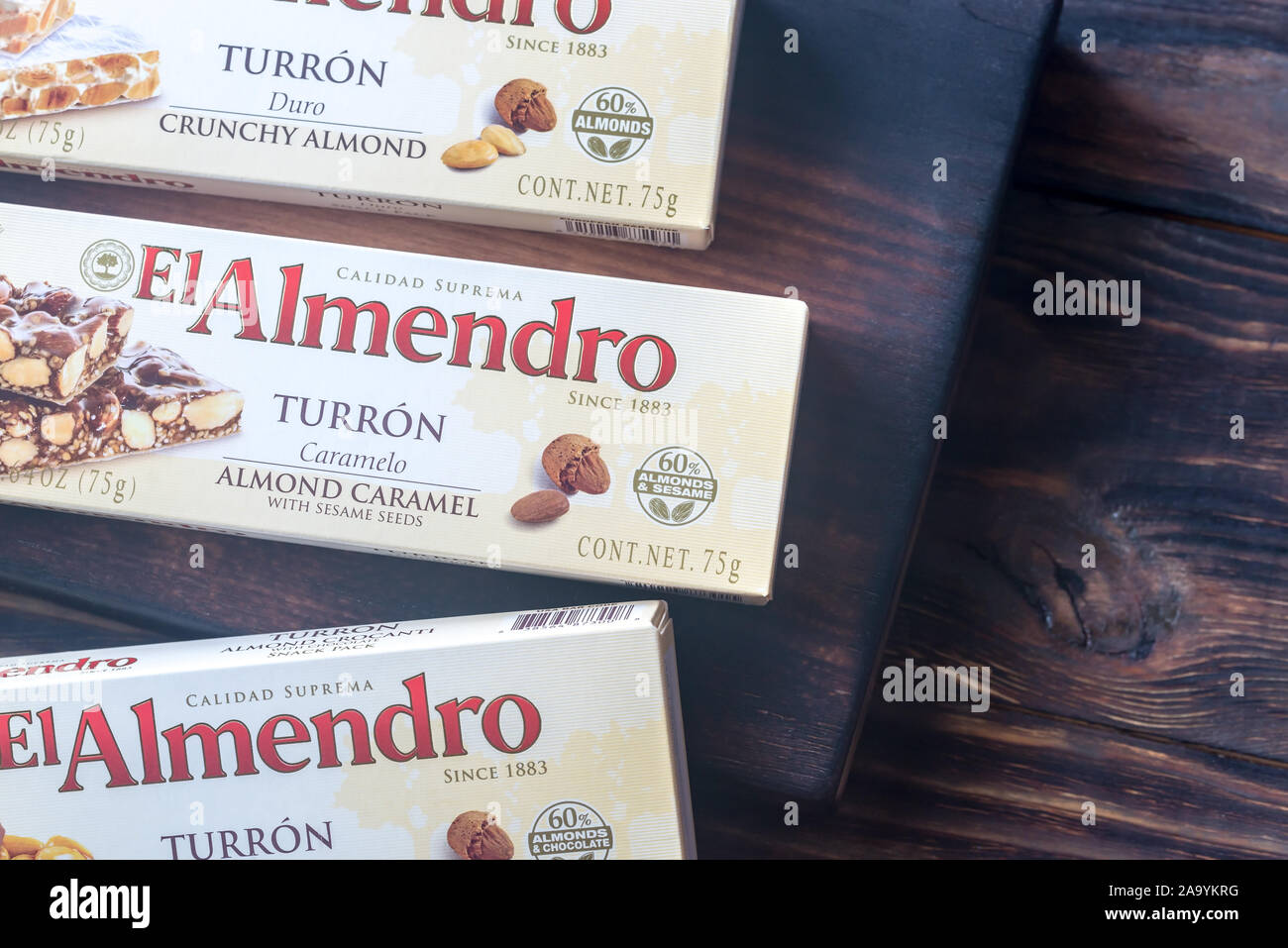 SUMY, UKRAINE - DEC 8, 2017 : el Almendro turron packs sur la planche de bois. Turron est faite de confection de noix rôties, blancs d'oeufs et de sucre caramélisé Banque D'Images