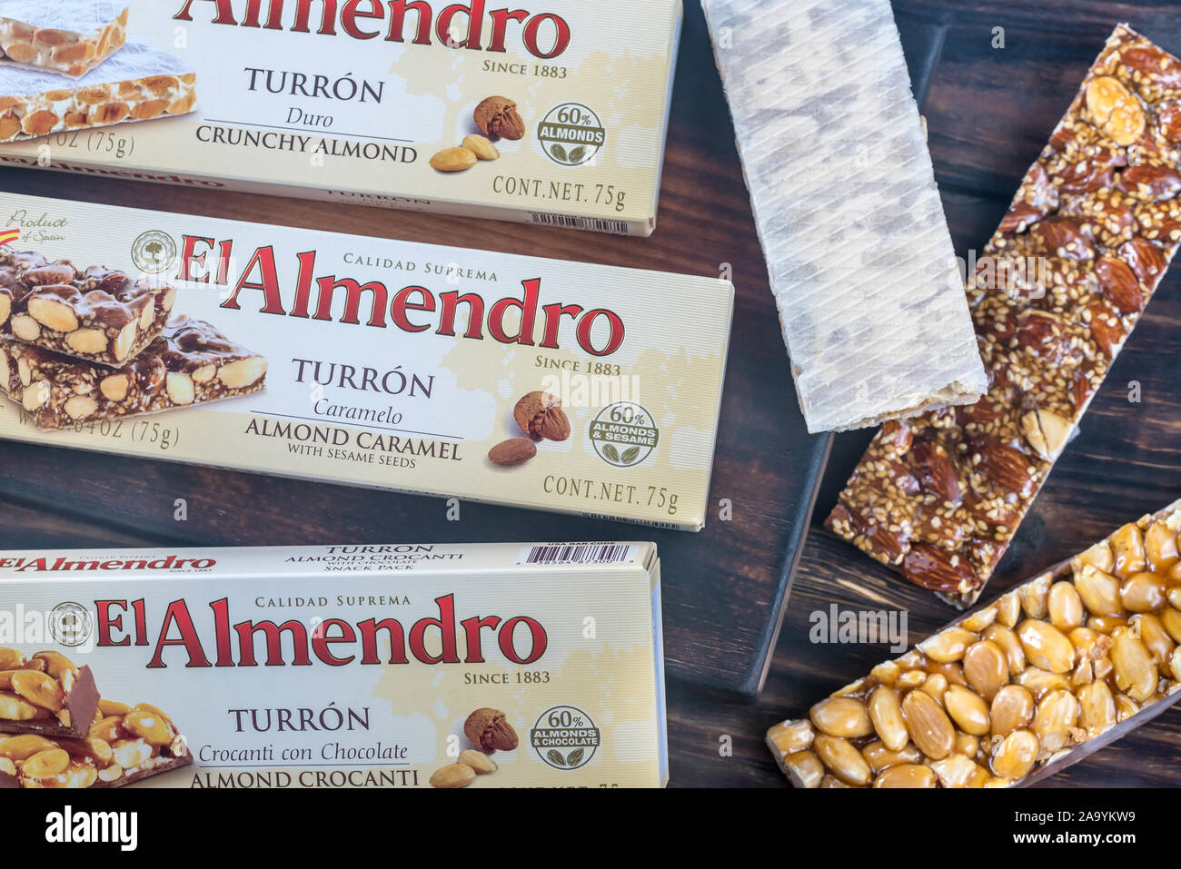 SUMY, UKRAINE - DEC 8, 2017 : el Almendro turron packs sur la planche de bois. Turron est faite de confection de noix rôties, blancs d'oeufs et de sucre caramélisé Banque D'Images