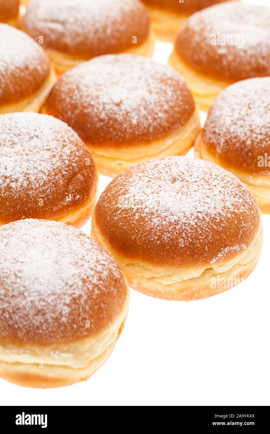 De nombreux Krapfen surmonté de sucre glace avec l'espace blanc dans le coin inférieur gauche Banque D'Images