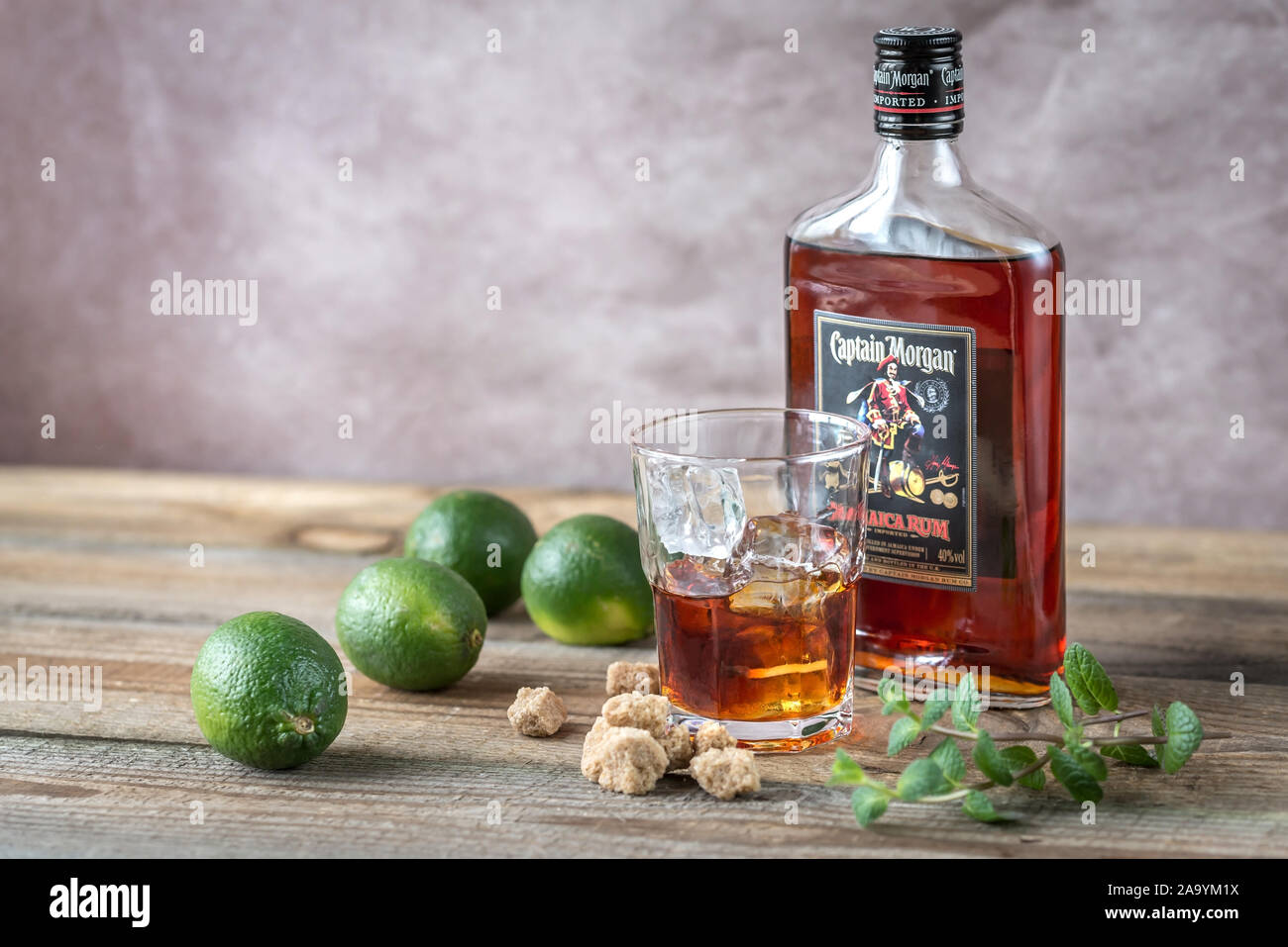 SUMY, UKRAINE - MAR 01, 2018 : bouteille de rhum Captain Morgan. Captain Morgan est une marque de rhum et la deuxième plus grande marque de spiritueux dans le United States Banque D'Images