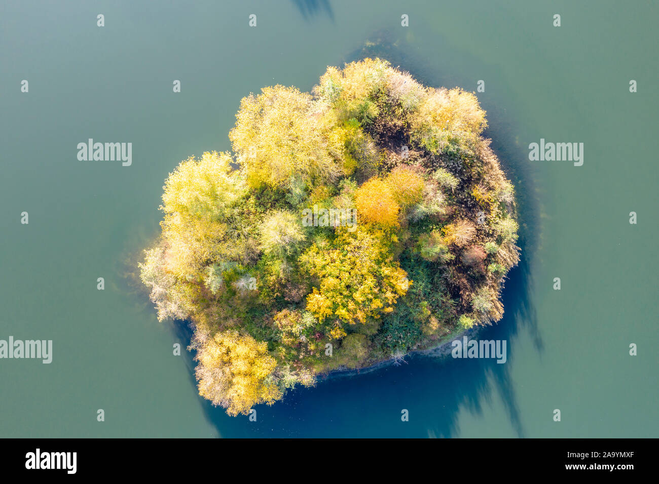 Drone vue d'un petit lac artificiel de l'île, à gauche après l'extraction de gravier, au sud de Hanovre , Allemagne Banque D'Images