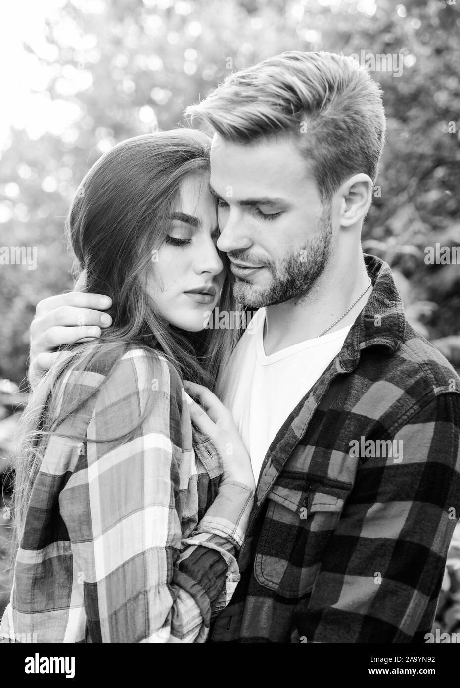 Profitant De L Intimite Calins Avec Darling Hipster Homme Et Jolie Femme Dans L Amour Vacances D Ete Tomber En Amour Sentiments Purs Date Romantique Concept De Belles Personnes Heureux Ensemble Couple Dans L Amour Photo