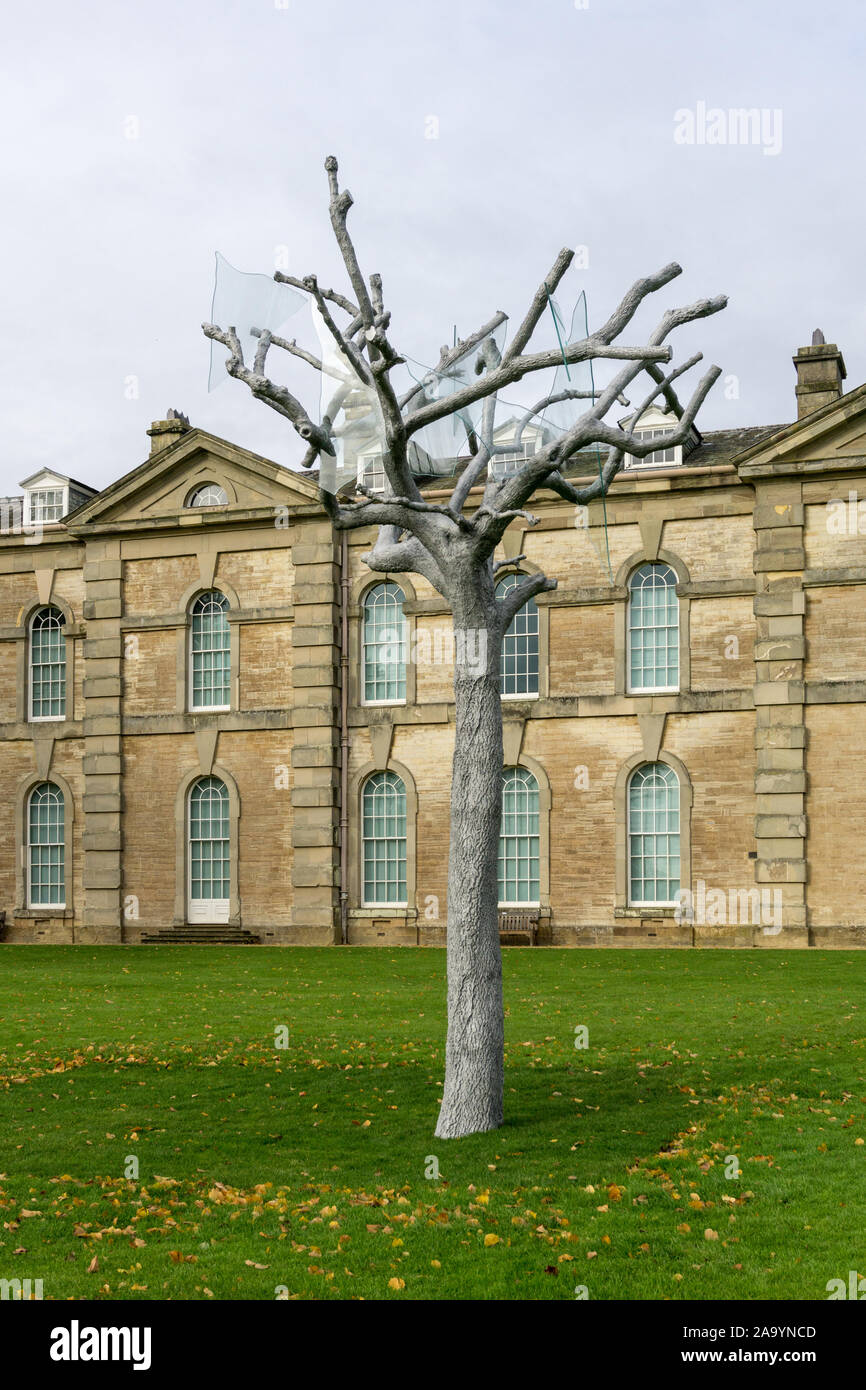 Façons de dire au revoir, oeuvre d'Ariel Schlesinger, dans les motifs de Compton Verney House, dans le Warwickshire, Royaume-Uni ; arbre avec des éclats de verre dans les branches. Banque D'Images