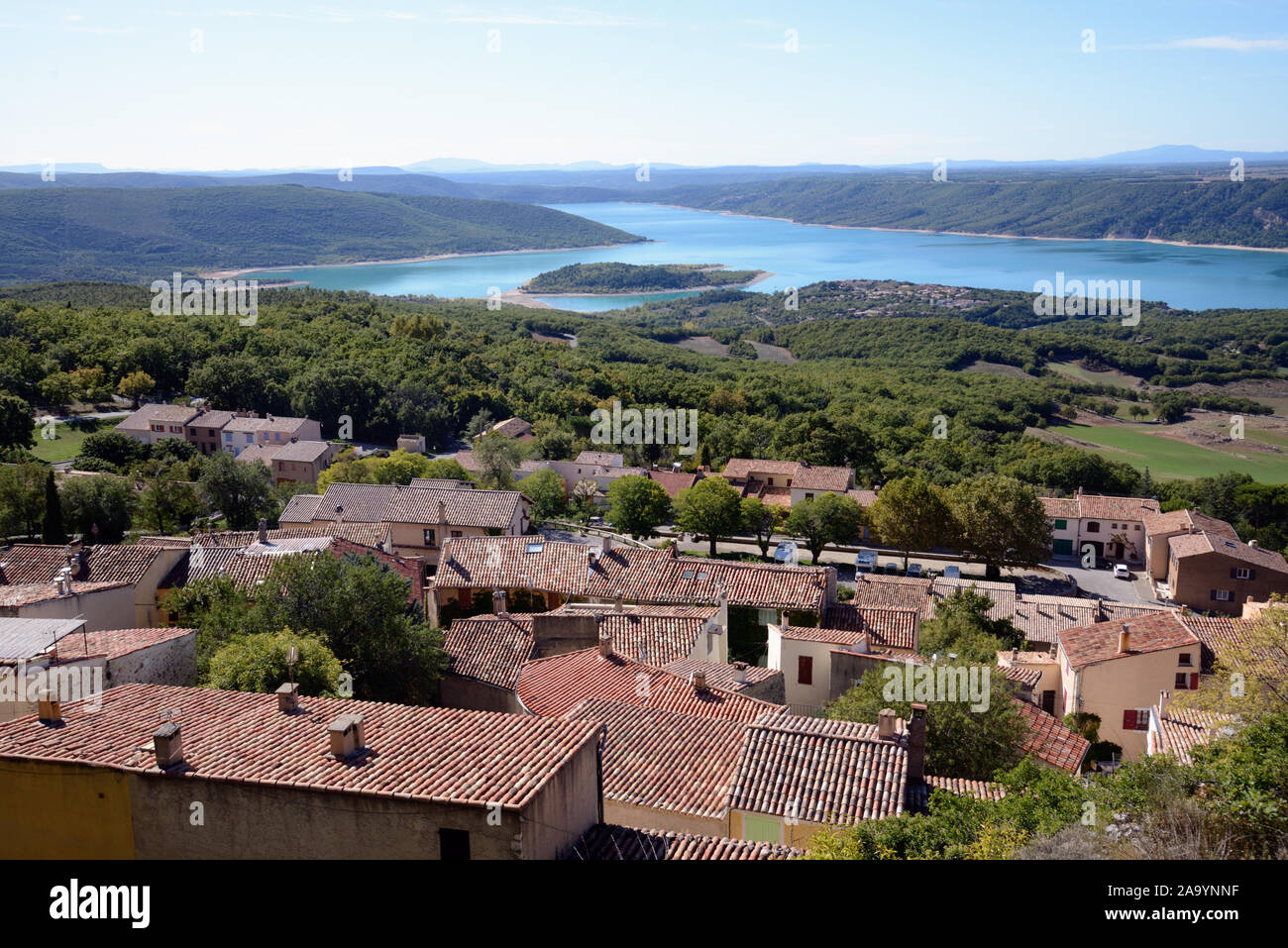 Vue panoramique sur les toits du village d'Aiguines & Lac de Sainte-Croix ou le Lac de Sainte-Croix Var Provence France Banque D'Images