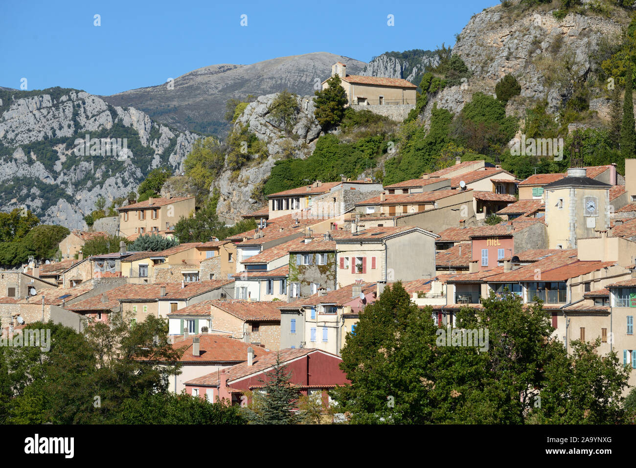 Vue sur le village d'Aiguines avec les falaises et affleurements rocheux à l'entrée sud des Gorges du Verdon Var Provence France Banque D'Images