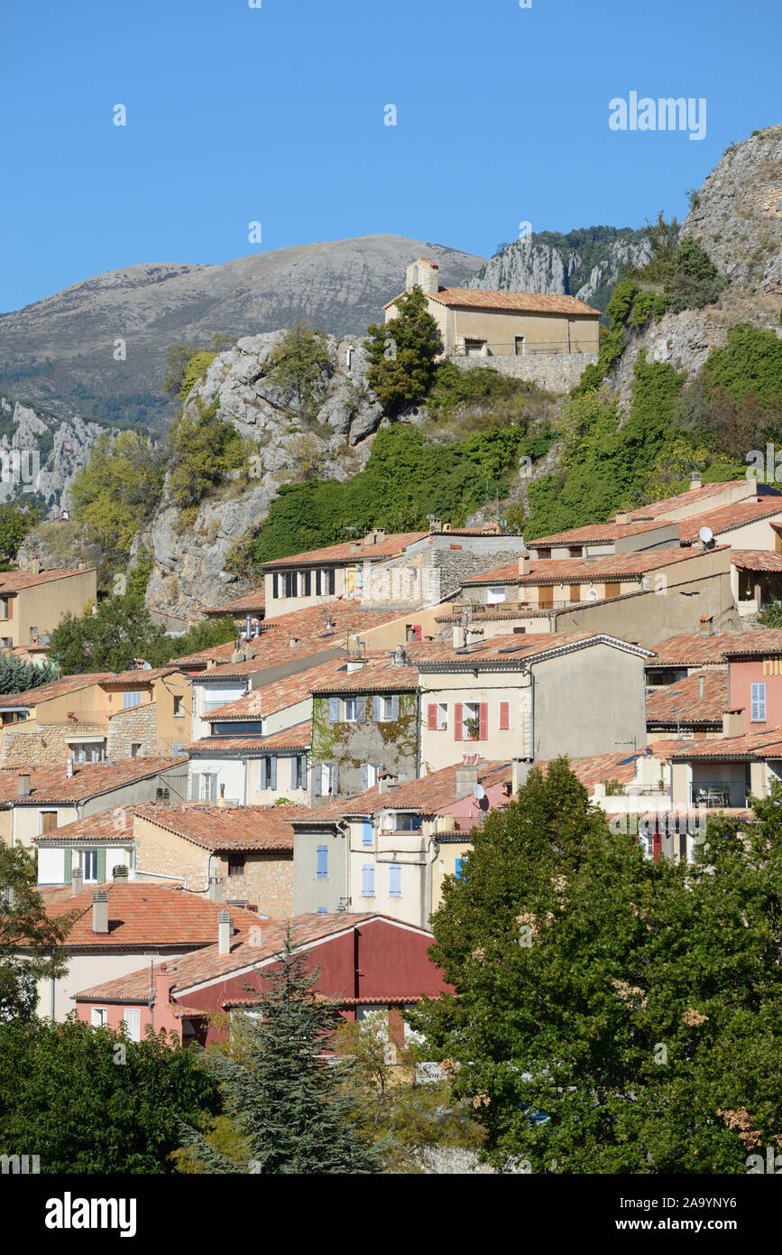 Vue sur le village d'Aiguines avec les falaises et affleurements rocheux à l'entrée sud des Gorges du Verdon Var Provence France Banque D'Images