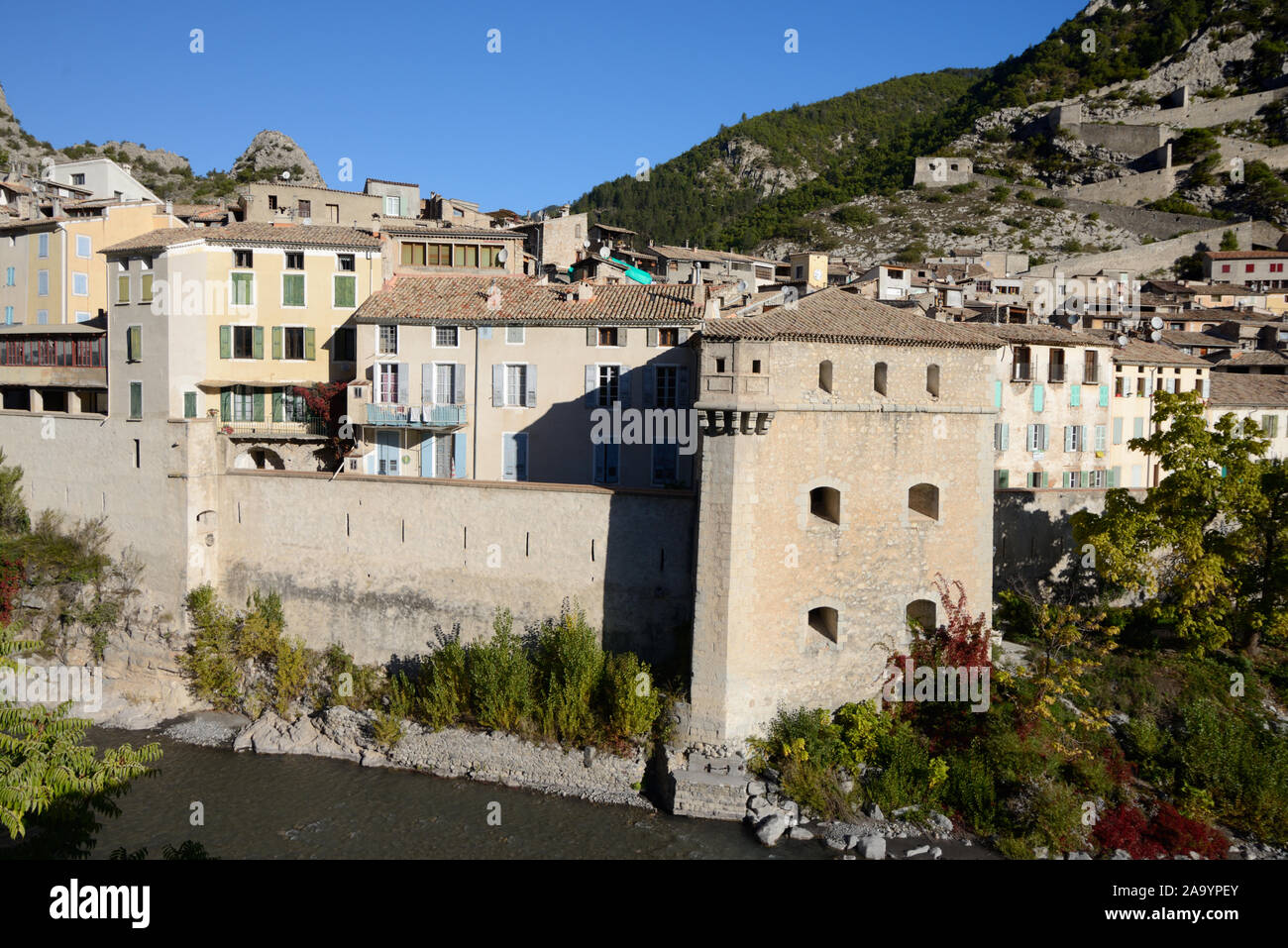 Bastion d'angle ou rempart & la ville fortifiée murs construits par Vauban de la ville ou village d'Entrevaux dans les Alpes de Haute Provence France Banque D'Images