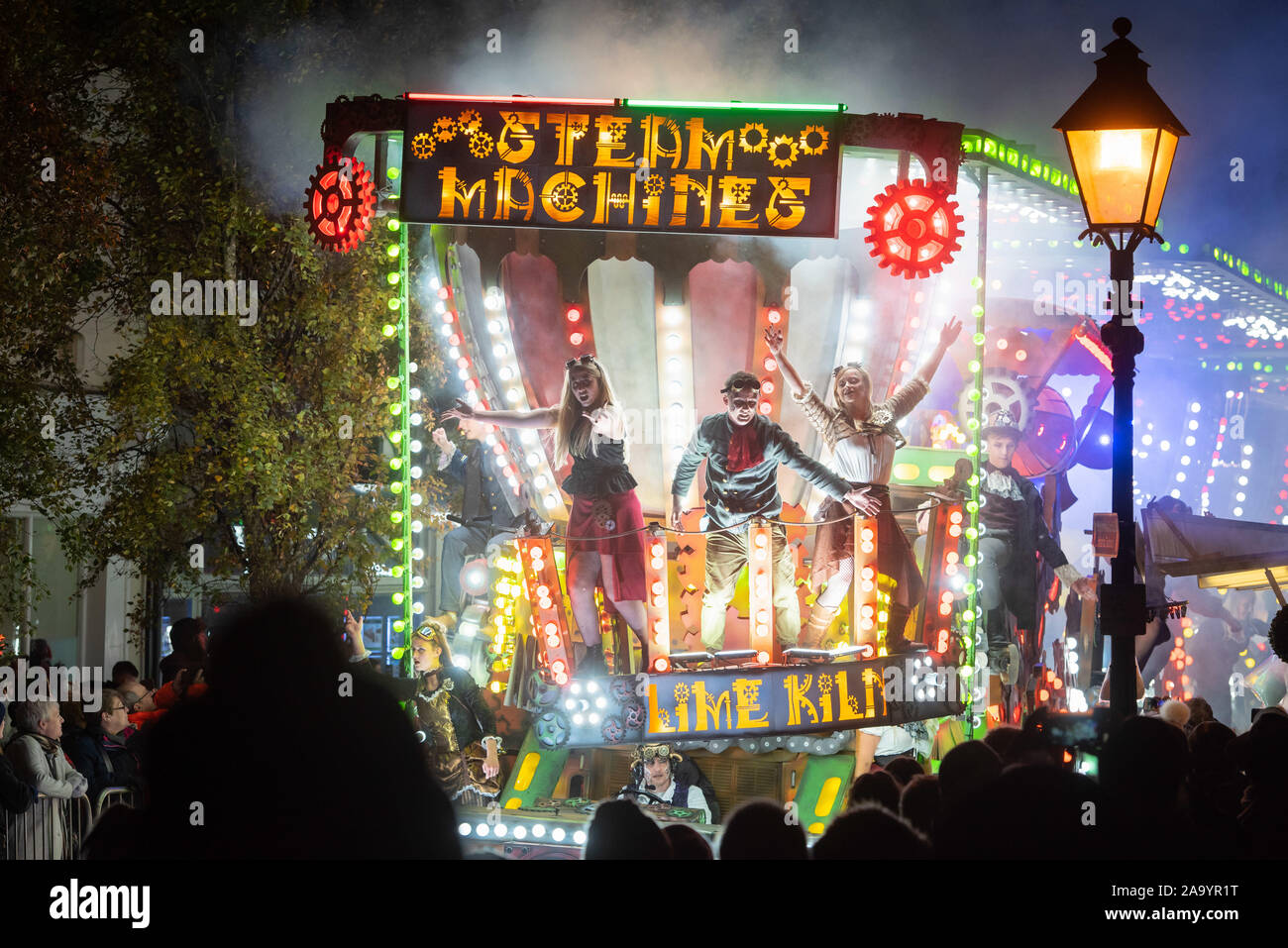 Glastonbury, Somerset, Royaume-Uni. 16 novembre 2019. Des milliers de spectateurs bordent les rues de Glastonbury pour regarder le défilé annuel. La Somer Banque D'Images