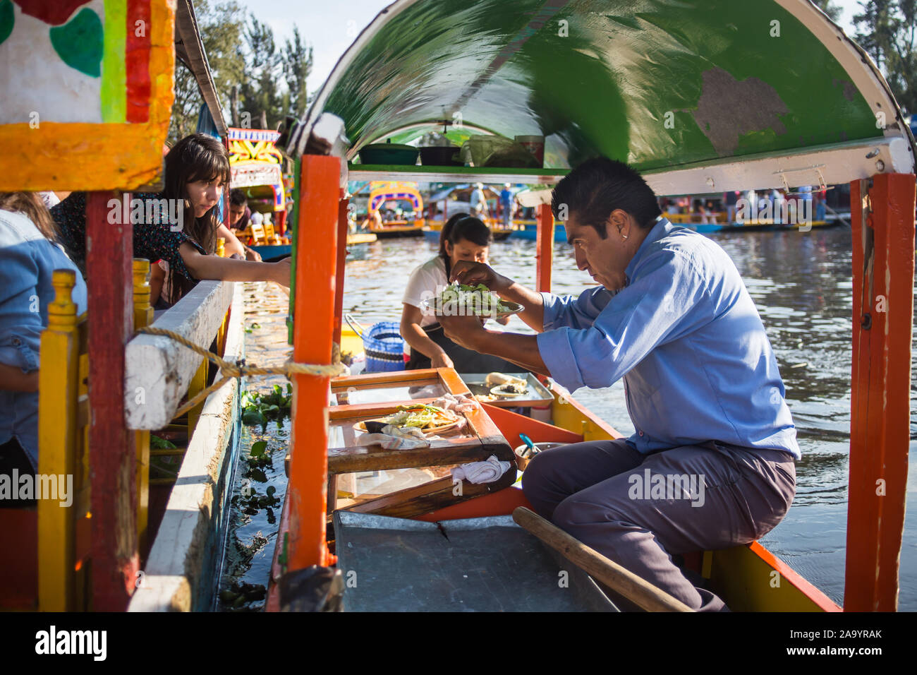 La ville de Mexico, Mexique, août.22. 2015 : gondoles mexicaines colorées à l'jardins flottants de Xochimilco à Mexico. Banque D'Images