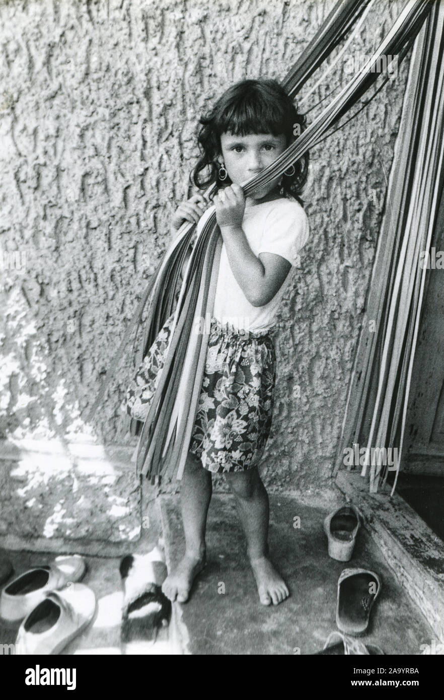 L'année 1988. Un peu fille bulgare du village de Voditsa sur le seuil de sa maison. La Bulgarie. Banque D'Images