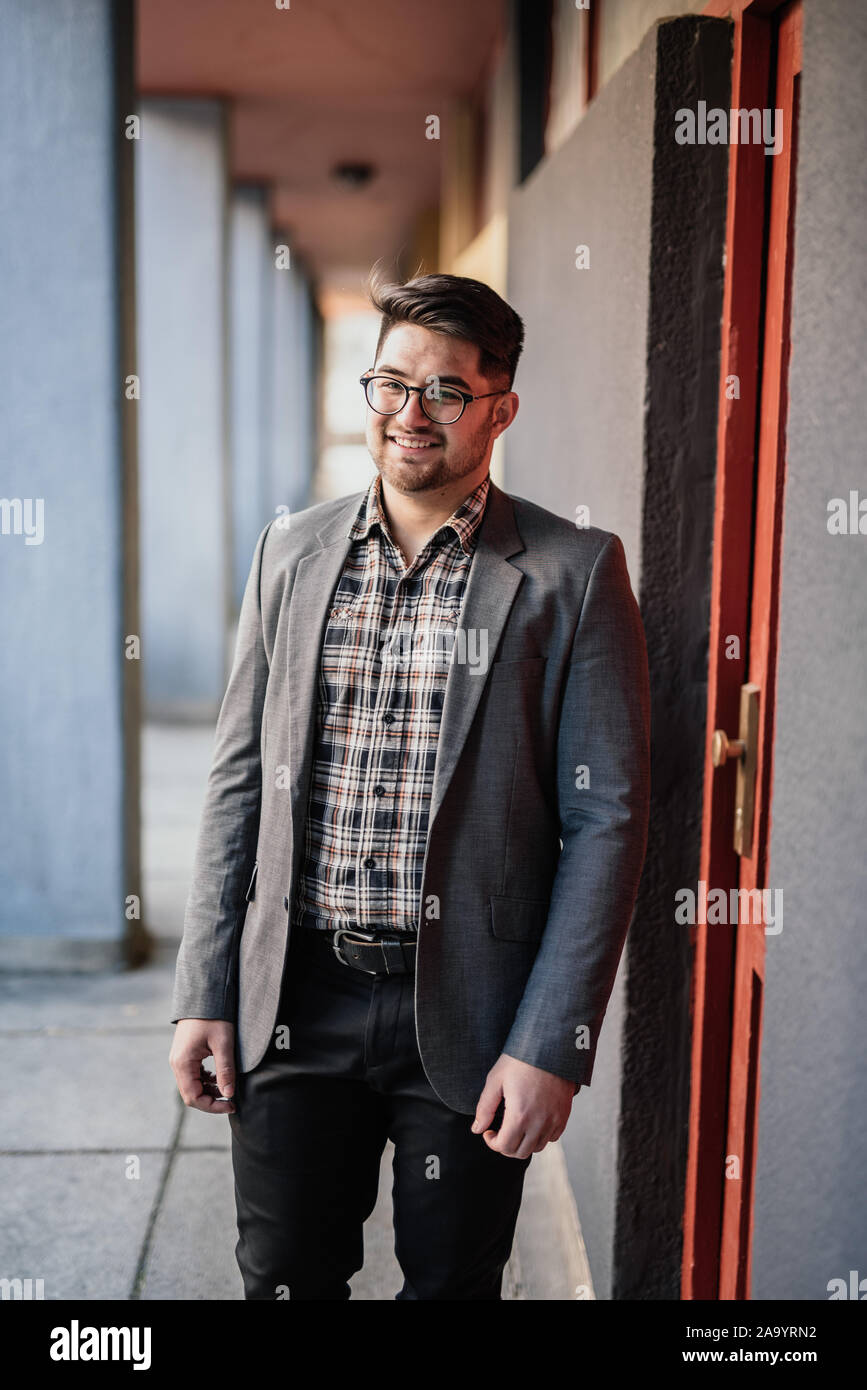 Young businessman portrait dans la rue Banque D'Images