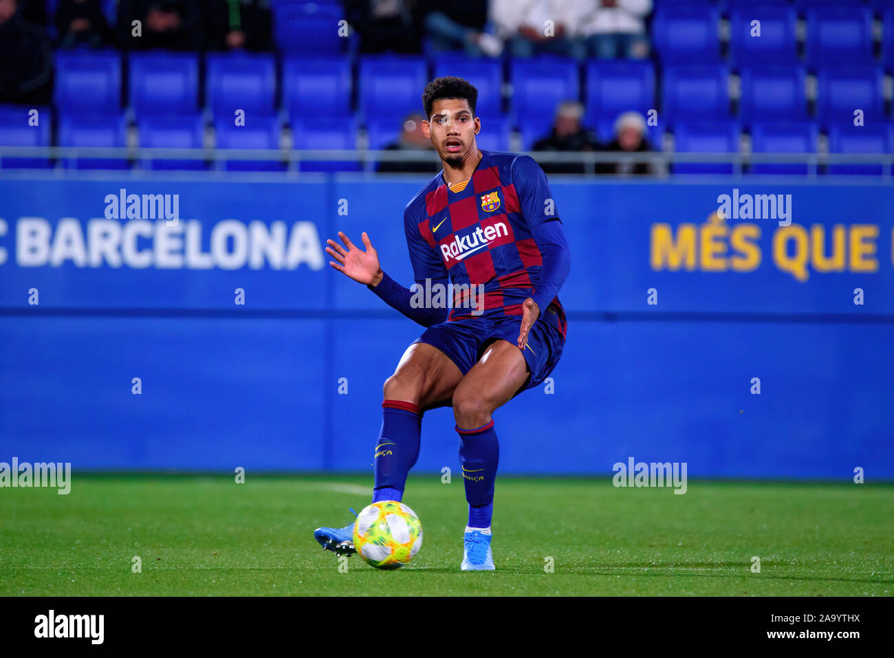 Barcelone - NOV 17 : Ronald Araujo joue à la Deuxième Division B match entre FC Barcelona B ET UE Cornella au stade de Johan Cruyff en Novembre Banque D'Images