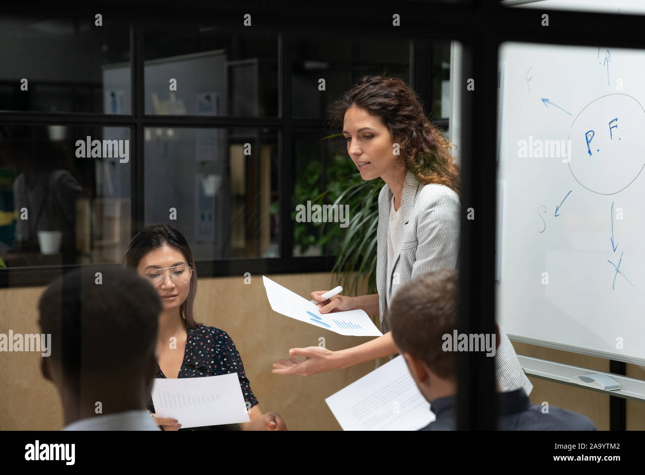 Chef de l'équipe féminine de donner des rapports à l'accent des collègues. Banque D'Images