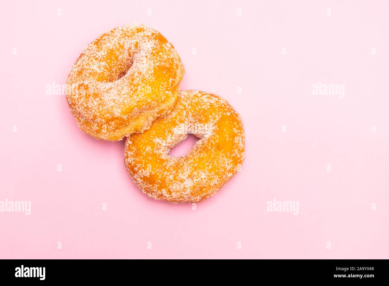Enrobé classique donuts sur fond rose doux Banque D'Images