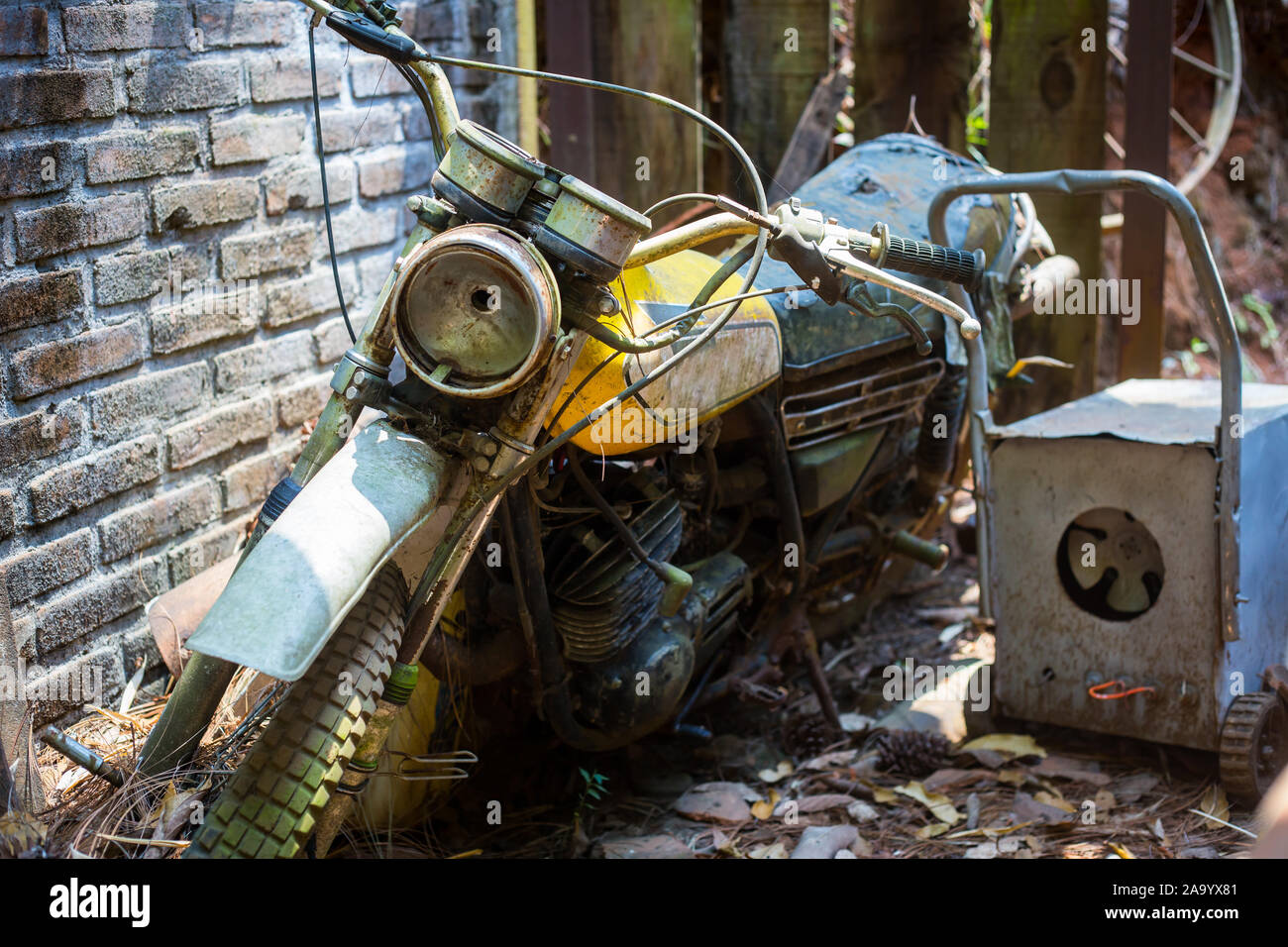 Vieille moto abandonnée rouillé en désert, grange. Banque D'Images