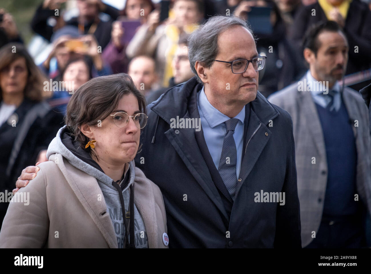 Le président de la Generalidad de Catalogne Quim Torra accompagné par sa fille Carola Torra Miró arrivent à témoigner devant la Cour supérieure de justice de Catalogne.Le Président de la Generalitat de Catalogne Quim Torra a témoigné aujourd'hui devant la Cour supérieure de justice de Catalogne accusé d'avoir désobéi à l'ordre de retirer les symboles pour l'indépendance de la Catalogne à partir de bâtiments publics au cours de la campagne électorale de 28A. Banque D'Images