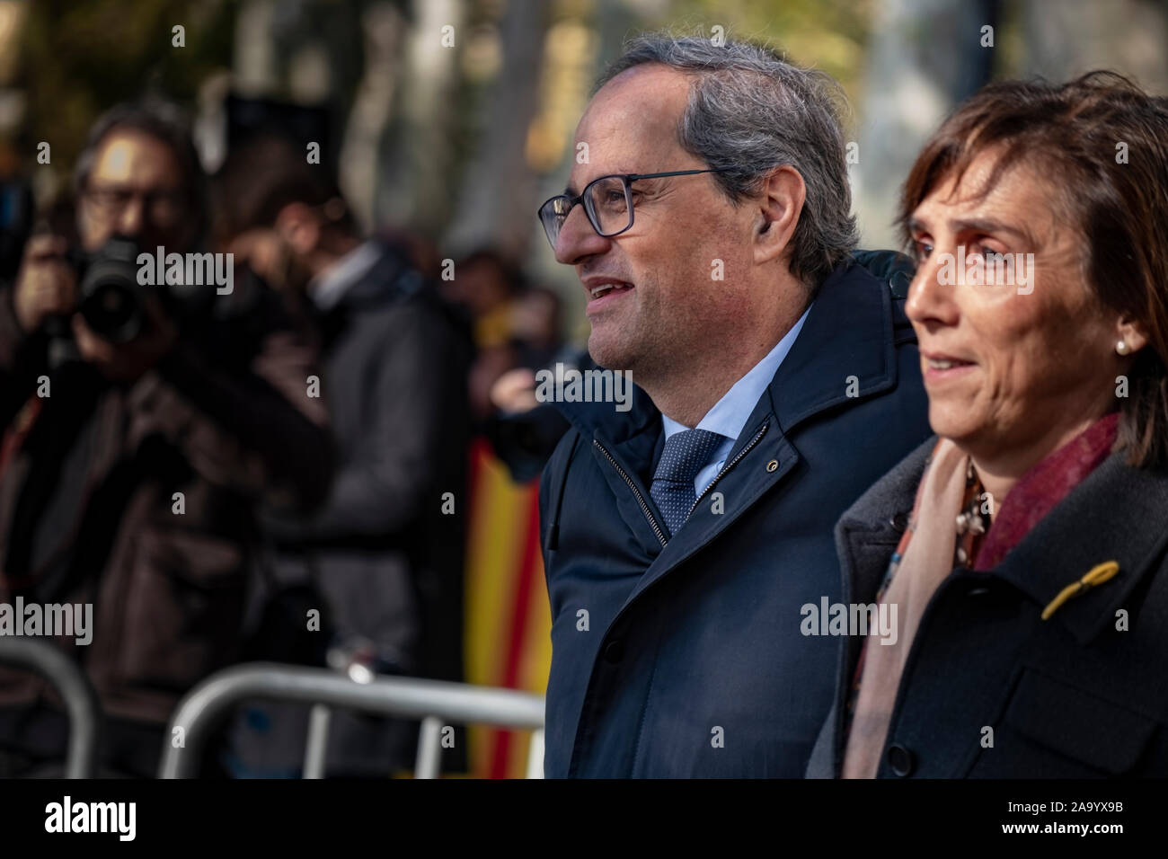 Le président de la Generalitat de Catalogne Quim Torra accompagné de son épouse Carola Miró après le procès à la Cour de Justice de la Catalogne.Le Président de la Generalitat de Catalogne Quim Torra a témoigné aujourd'hui devant la Cour supérieure de justice de Catalogne accusé d'avoir désobéi à l'ordre de retirer les symboles pour l'indépendance de la Catalogne à partir de bâtiments publics au cours de la campagne électorale de 28A. Banque D'Images