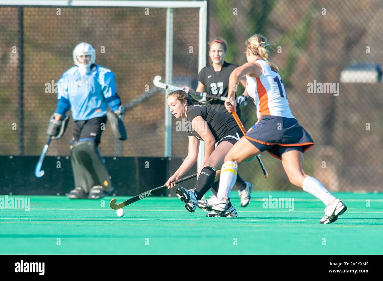 A l'Université Johns Hopkins, membre de Hockey sur gazon féminin défend la balle d'un joueur adverse lors d'un match en demi-finale de conférence du centenaire avec Gettysburg College, le 7 novembre 2009. À partir de la collection photographique de Homewood. () Banque D'Images