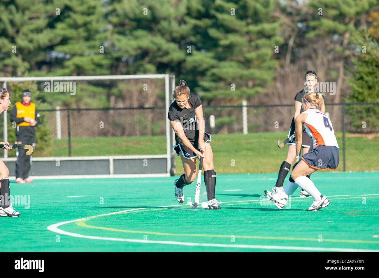 A l'Université Johns Hopkins, membre de Hockey sur gazon féminin défend la balle d'un joueur adverse lors d'un match en demi-finale de conférence du centenaire avec Gettysburg College, le 7 novembre 2009. À partir de la collection photographique de Homewood. () Banque D'Images