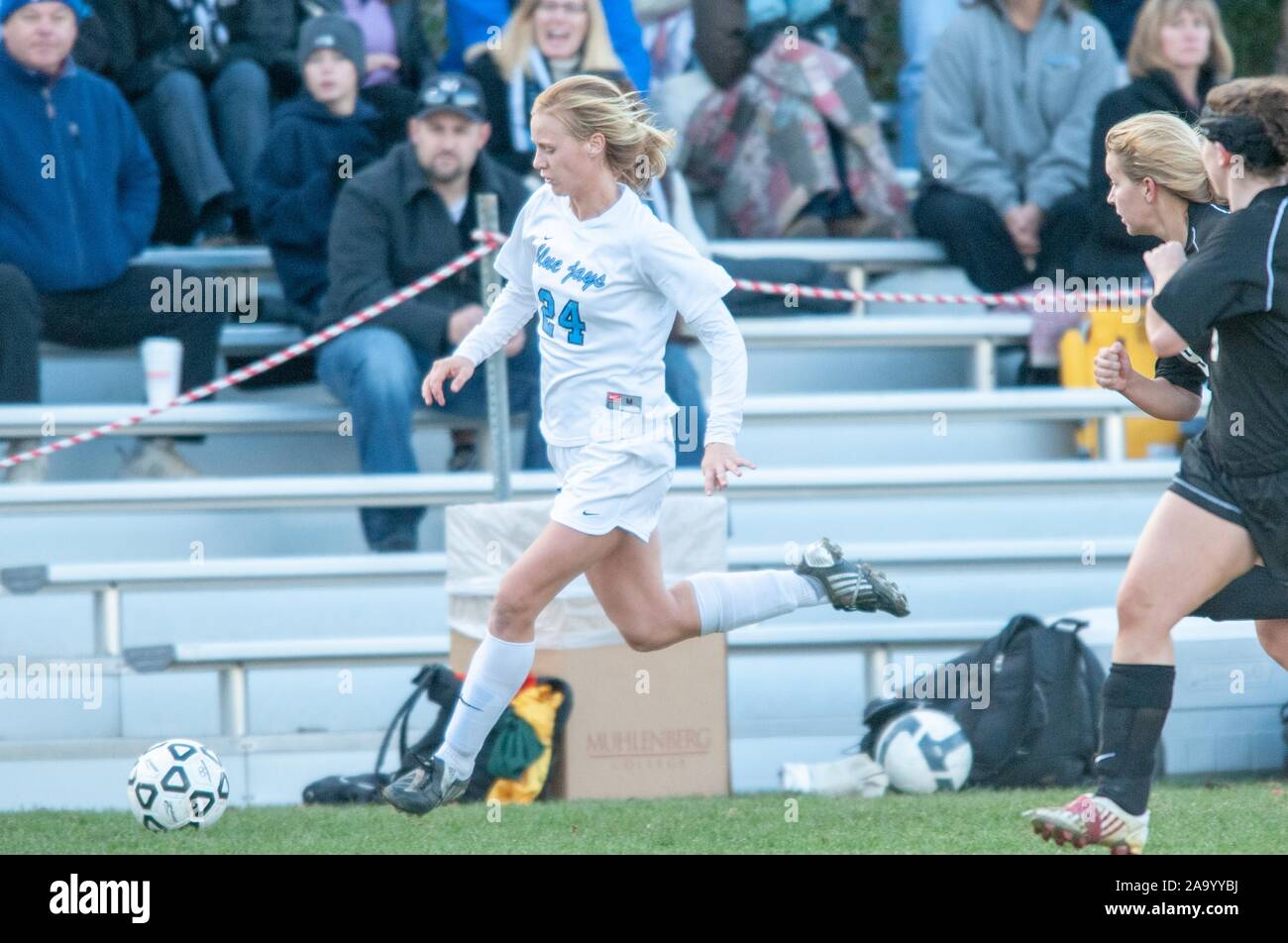 Profil de pleine longueur d'un coup de la Johns Hopkins University Women's Soccer player, courir derrière la balle au cours d'une demi-finale de conférence du centenaire avec match Haverford College, le 7 novembre 2009. À partir de la collection photographique de Homewood. () Banque D'Images